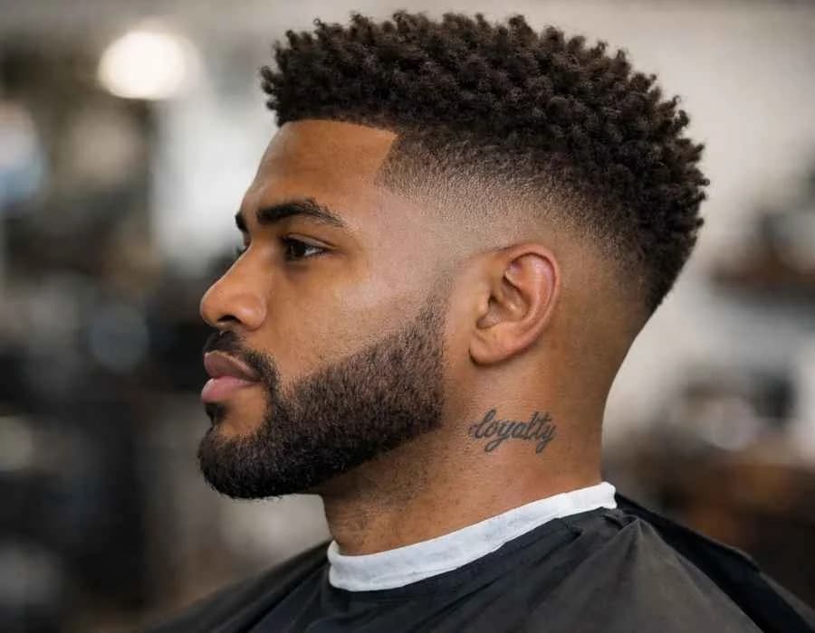 Κλασικό κούρεμα με καθαρό σχήμα και ισορροπία.