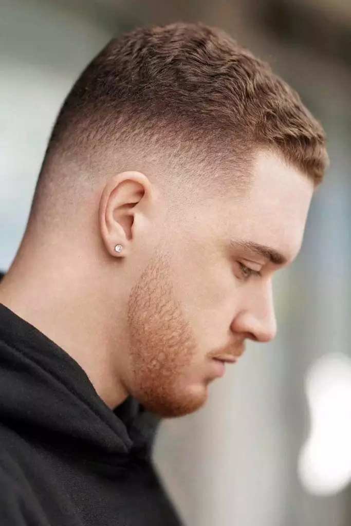 Προσεγμένο beard trim με καθαρό σχήμα.