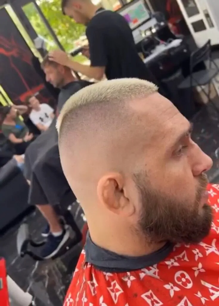 Προσεγμένο beard trim με καθαρό σχήμα.