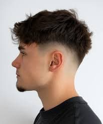 Crop με πιο μαλακή φράντζα και έντονη υφή.