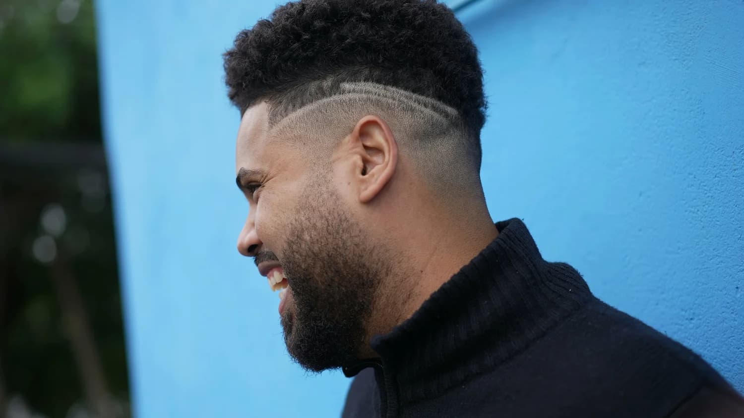 Side part με καθαρό διαχωρισμό και ψαλίδι.